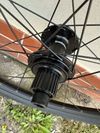 Zapletená kola Stans ZTR Crest S1 Lefty/Ai s plášti Schwalbe, zánovní, top stav, pro Cannondale
