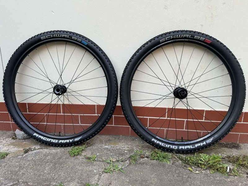 Zapletená kola Stans ZTR Crest S1 Lefty/Ai s plášti Schwalbe, zánovní, top stav, pro Cannondale