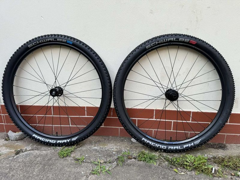Zapletená kola Stans ZTR Crest S1 Lefty/Ai s plášti Schwalbe, zánovní, top stav, pro Cannondale