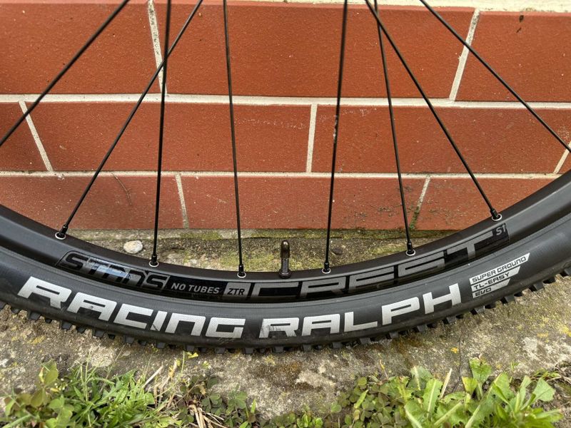 Zapletená kola Stans ZTR Crest S1 Lefty/Ai s plášti Schwalbe, zánovní, top stav, pro Cannondale