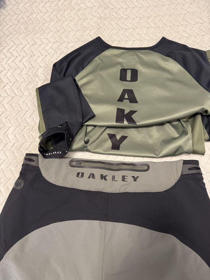 Oakley MTB kratasy + dres