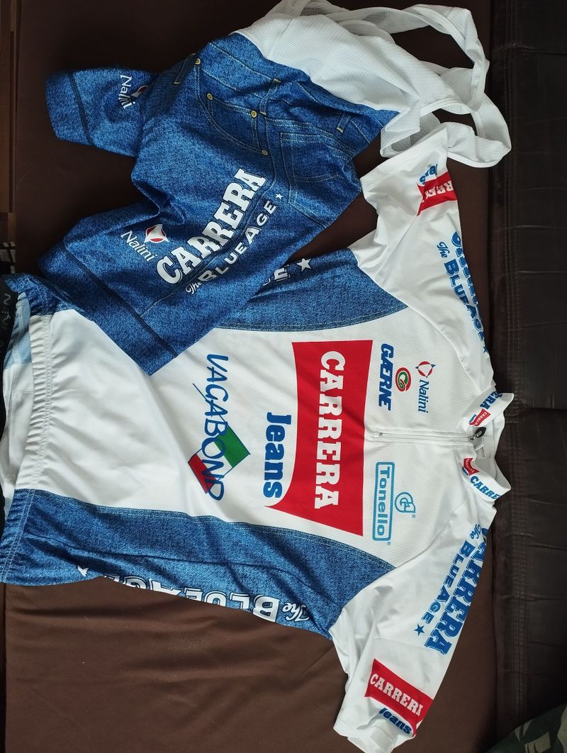Dres a kraťasy vel XL Carrera