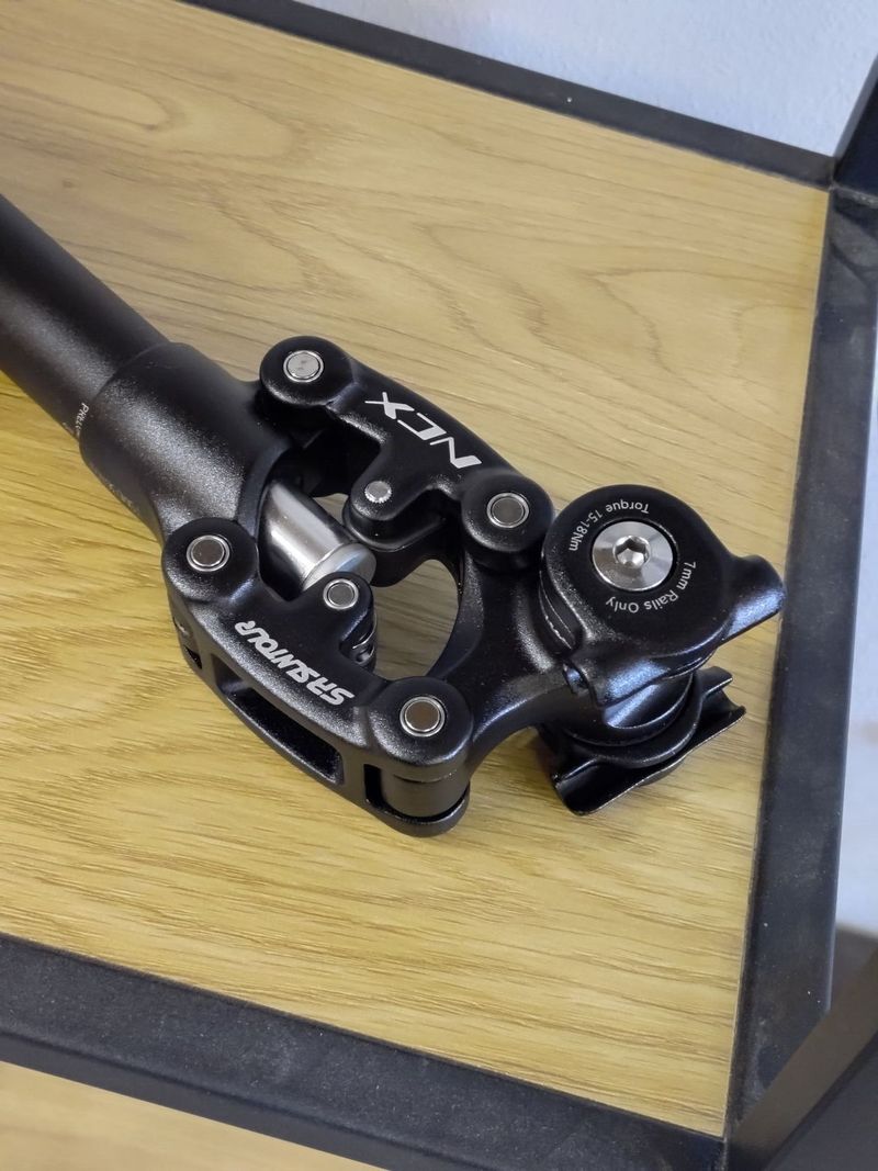 Odpružená sedlovka Suntour NCX 27,2 400mm