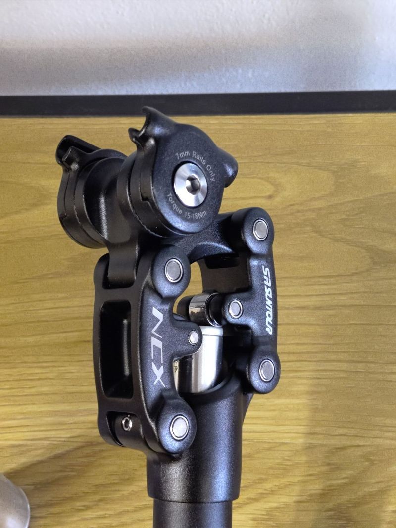 Odpružená sedlovka Suntour NCX 27,2 400mm