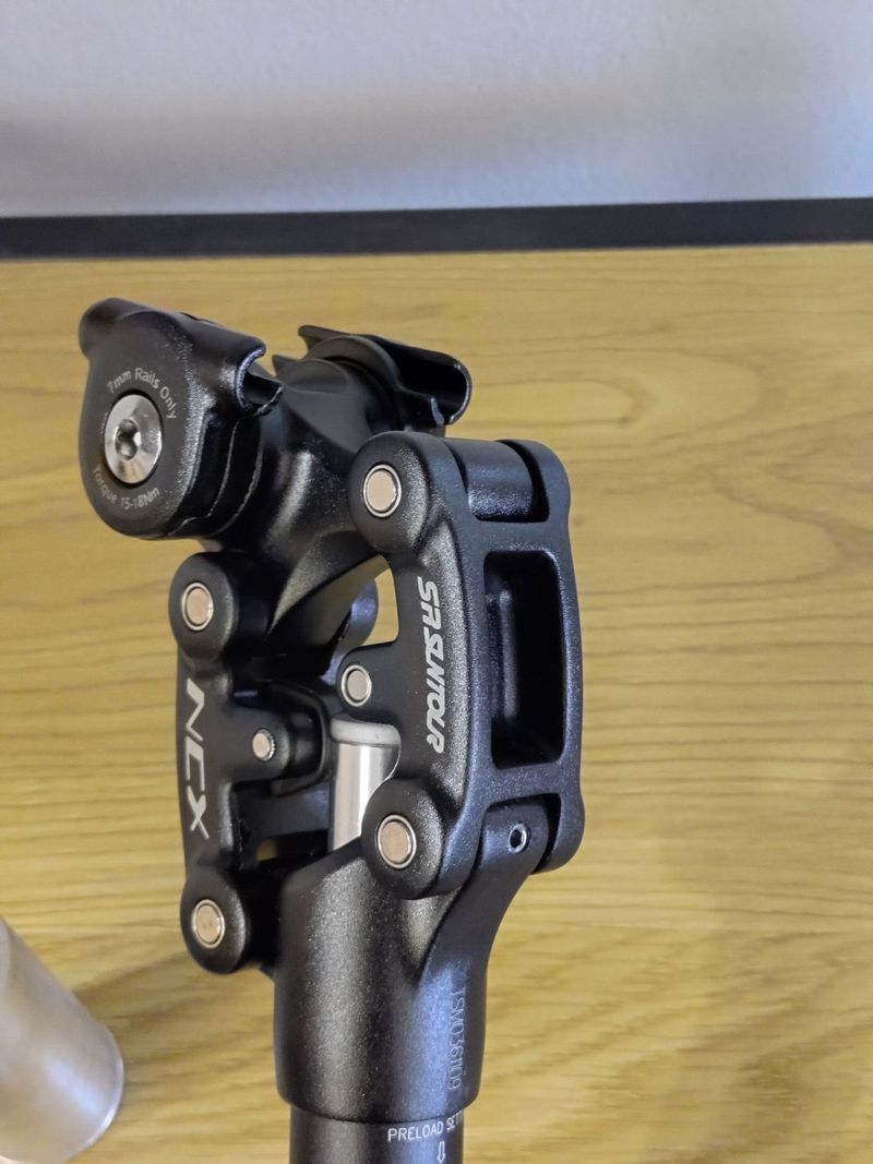 Odpružená sedlovka Suntour NCX 27,2 400mm