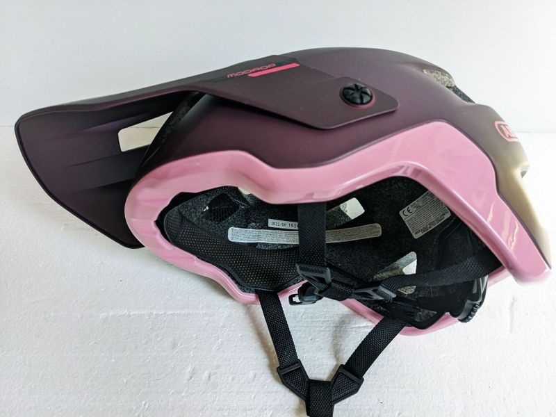 Dámská allmountain/trailová přilba Abus MoDrop wildberry 57-61cm