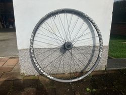 Bontrager Kovee Elite23 Boost 110/148, ořech Shimano, carbon