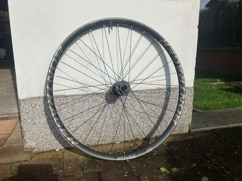 Bontrager Kovee Elite23 Boost 110/148, ořech Shimano, carbon