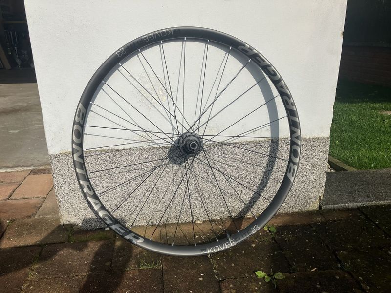 Bontrager Kovee Elite23 Boost 110/148, ořech Shimano, carbon