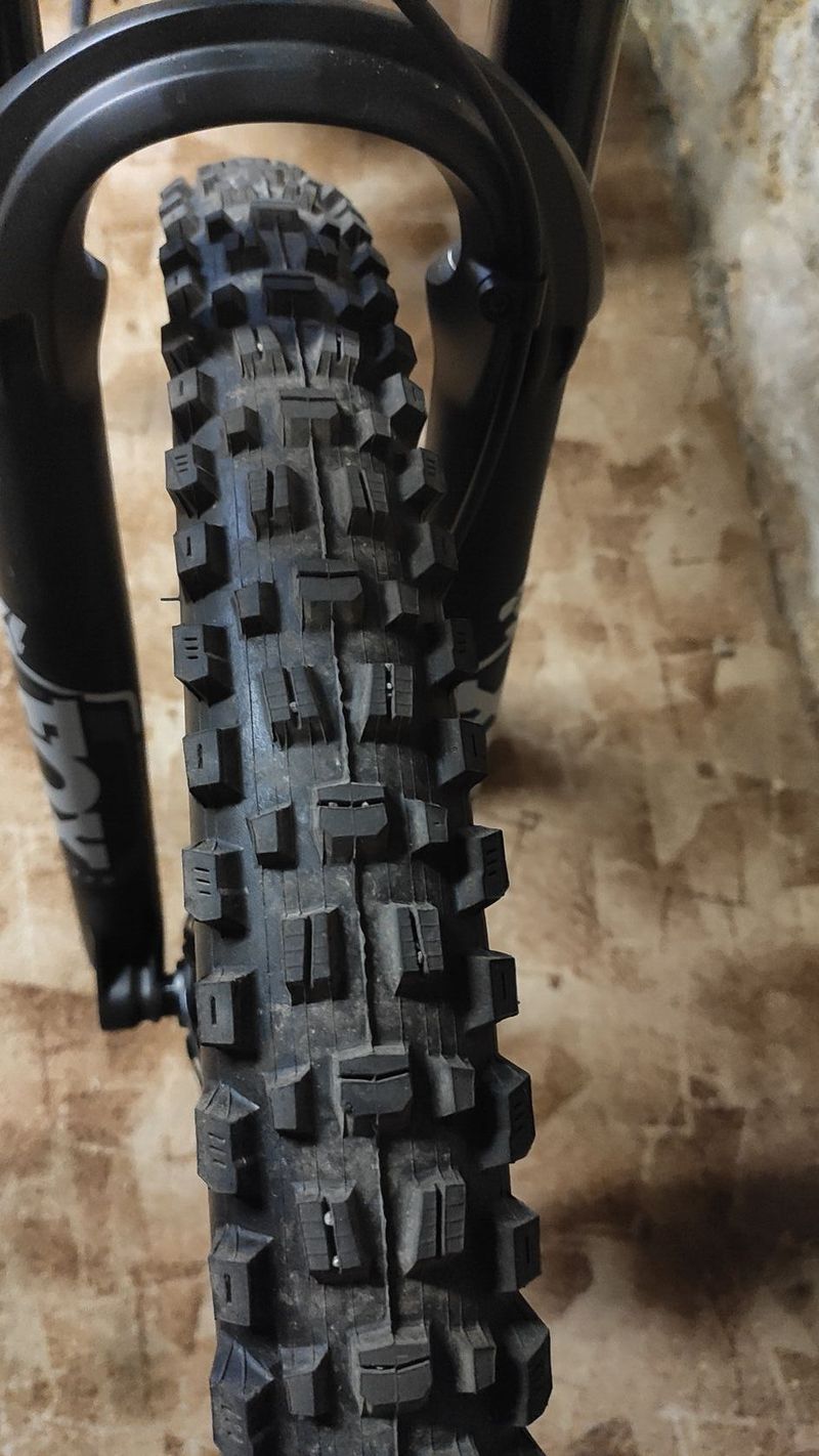 Prodám pláště 27,5 Maxxis Assegai a WTB Vigilante