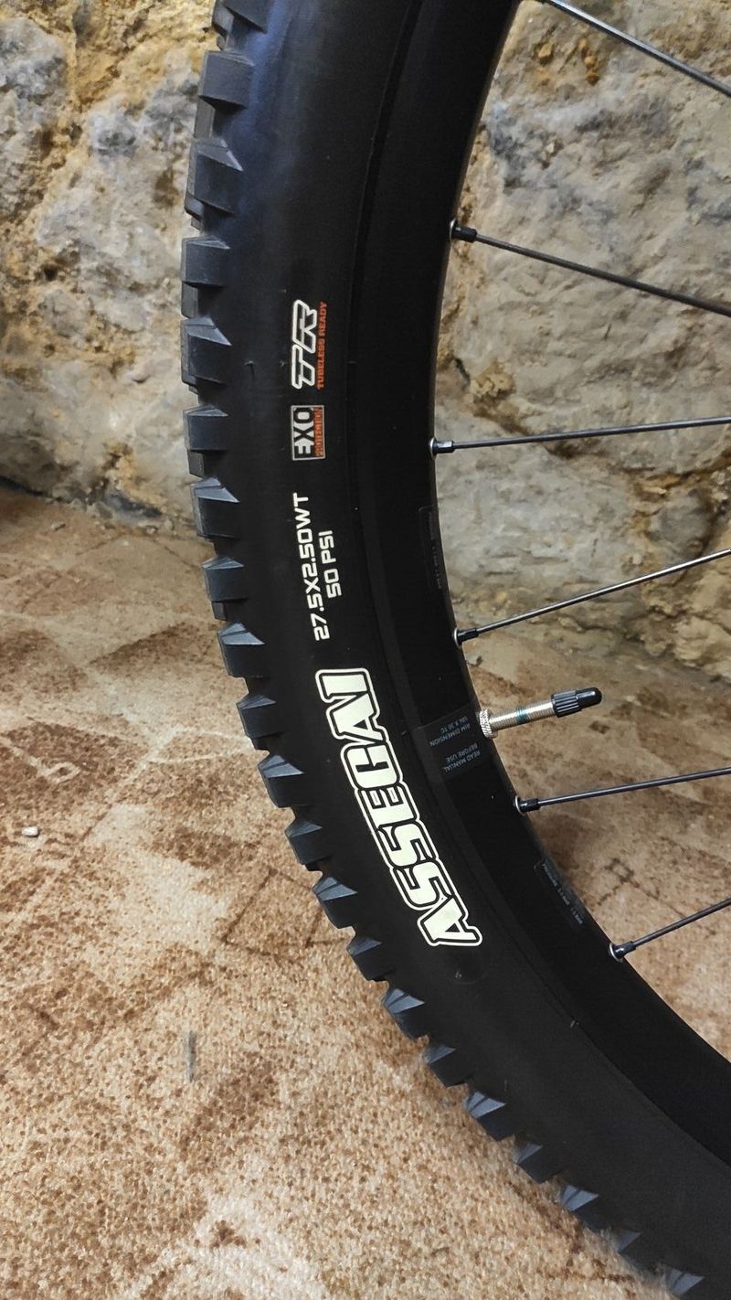 Prodám pláště 27,5 Maxxis Assegai a WTB Vigilante