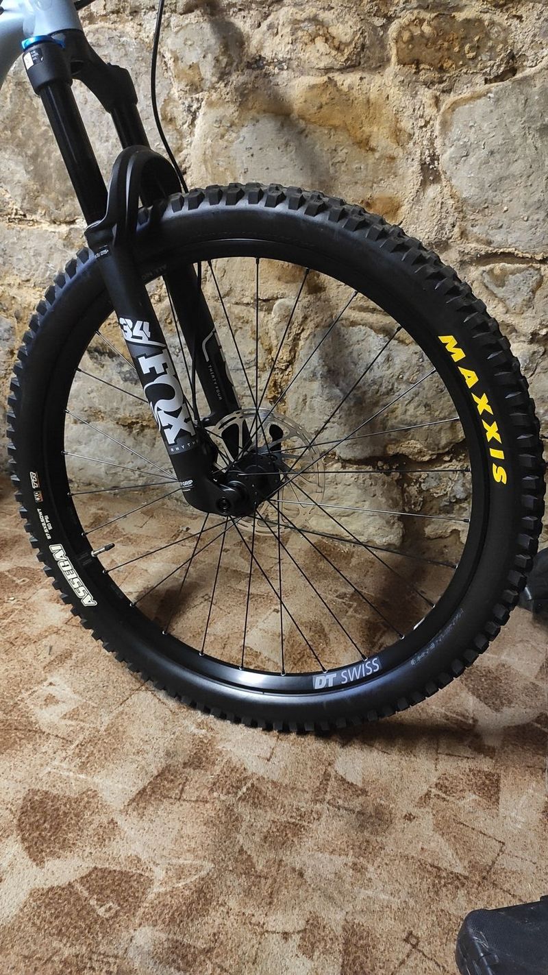 Prodám pláště 27,5 Maxxis Assegai a WTB Vigilante