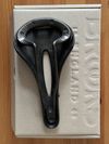 Sedlo Brooks C13 Carved 145mm