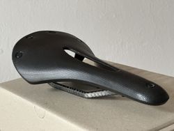 Sedlo Brooks C13 Carved 145mm