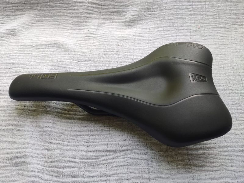 SQlab Sedlo 612 ERGOWAVE R Carbon 13cm