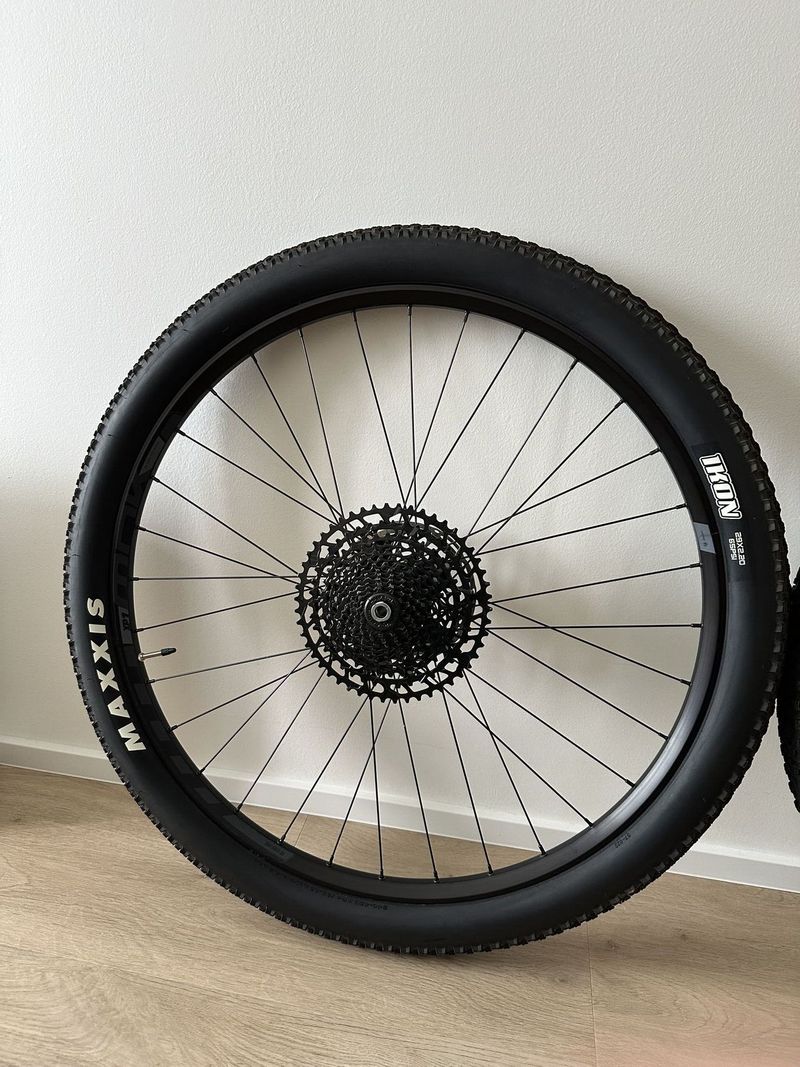 Prodám zapletená kola 29”