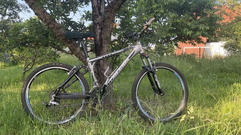 🟢 MERIDA MISSION COMP – celoodpružené horské kolo