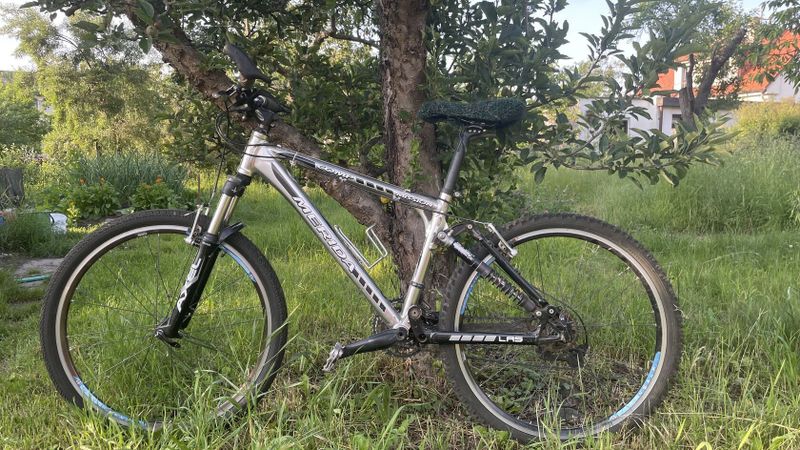 🟢 MERIDA MISSION COMP – celoodpružené horské kolo