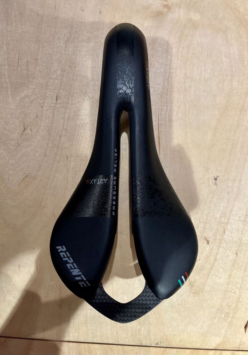 Karbonové sedlo Repente Artax GL 132mm