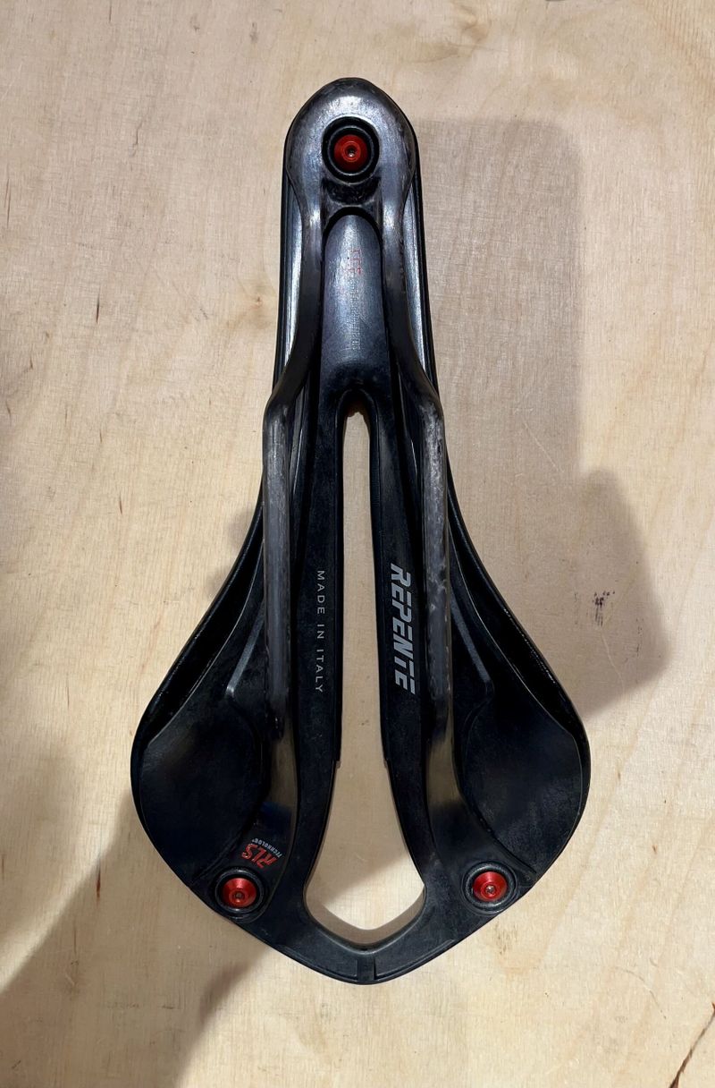 Karbonové sedlo Repente Artax GL 132mm