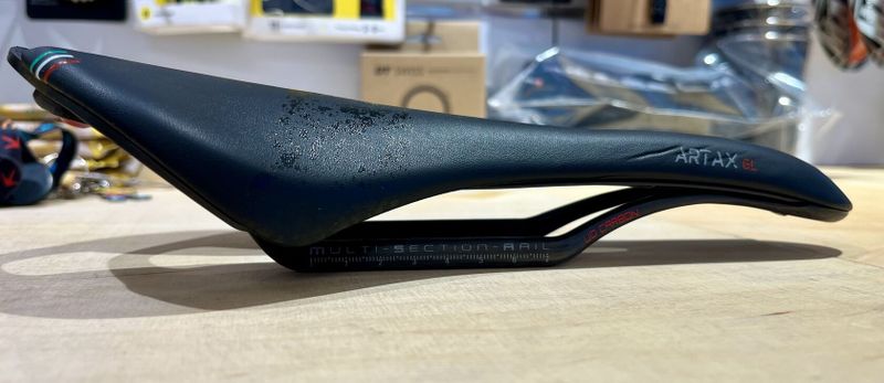 Karbonové sedlo Repente Artax GL 132mm