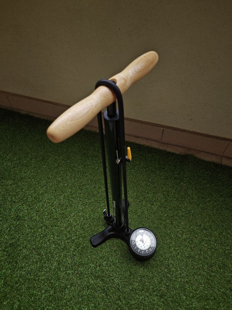 Pumpa LEZYNE SPORT FLOOR DRIVE
