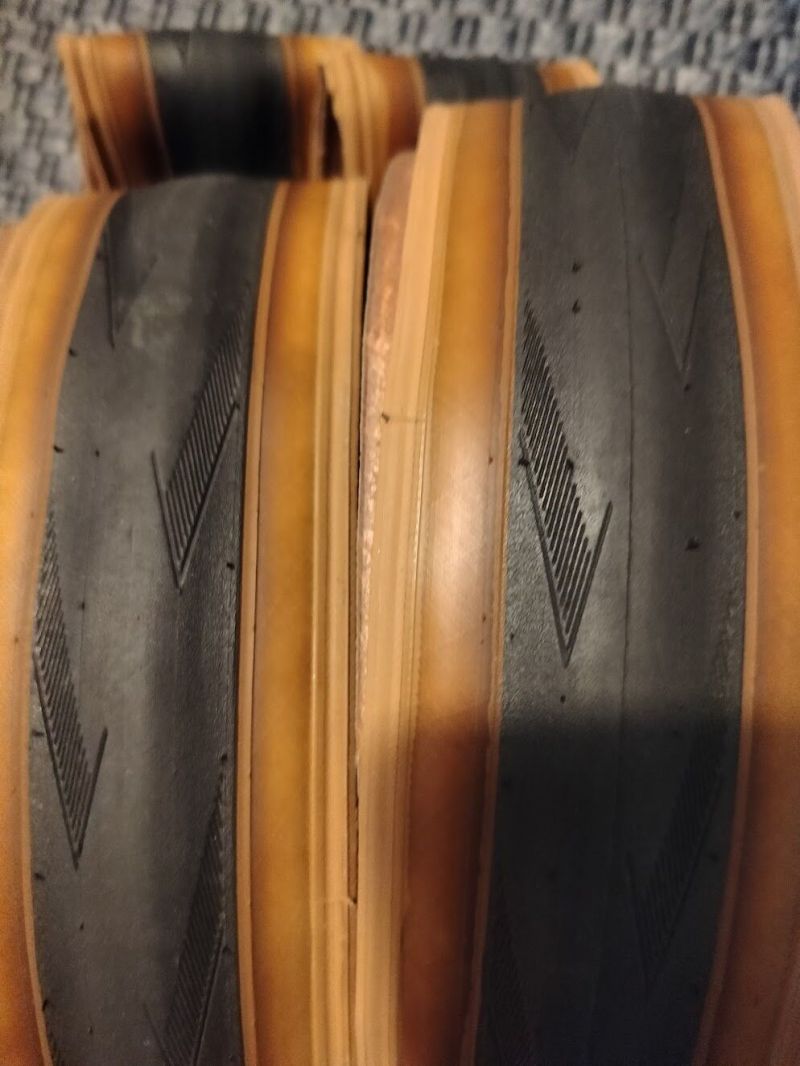 Prodám pláště Schwalbe Pro ONE Addix Race V-Guard tubeless easy transparent skin 28mm 2ks.