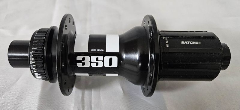 DT Swiss 350 CL, 12x100mm a 12x142mm, 24 děr, HG, zadní a přední náboj