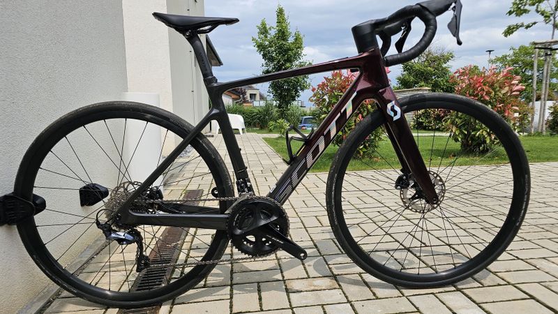 Scott Addict eRIDE 30 – S – TOP STAV - plně integrovaný cockpit - katalogová cena 160 tis.