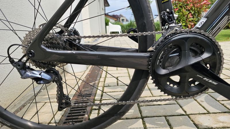 Scott Addict eRIDE 30 – S – TOP STAV - plně integrovaný cockpit - katalogová cena 160 tis.