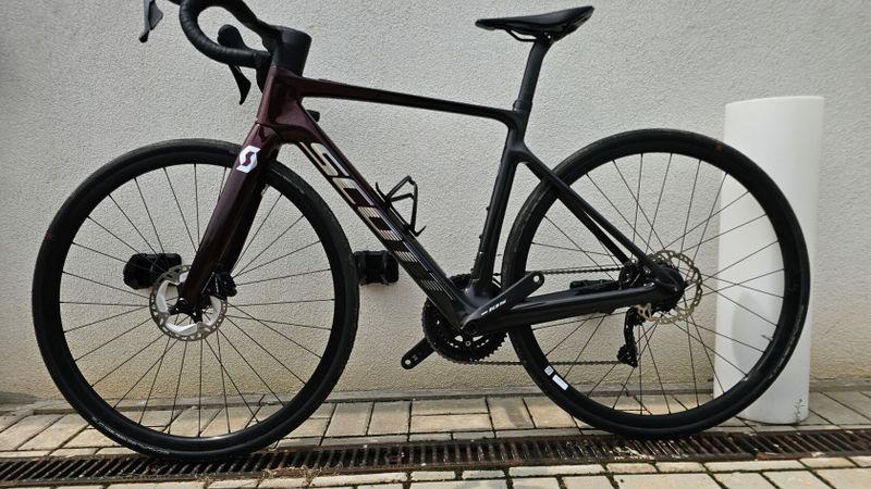 Scott Addict eRIDE 30 – S – TOP STAV - plně integrovaný cockpit - katalogová cena 160 tis.
