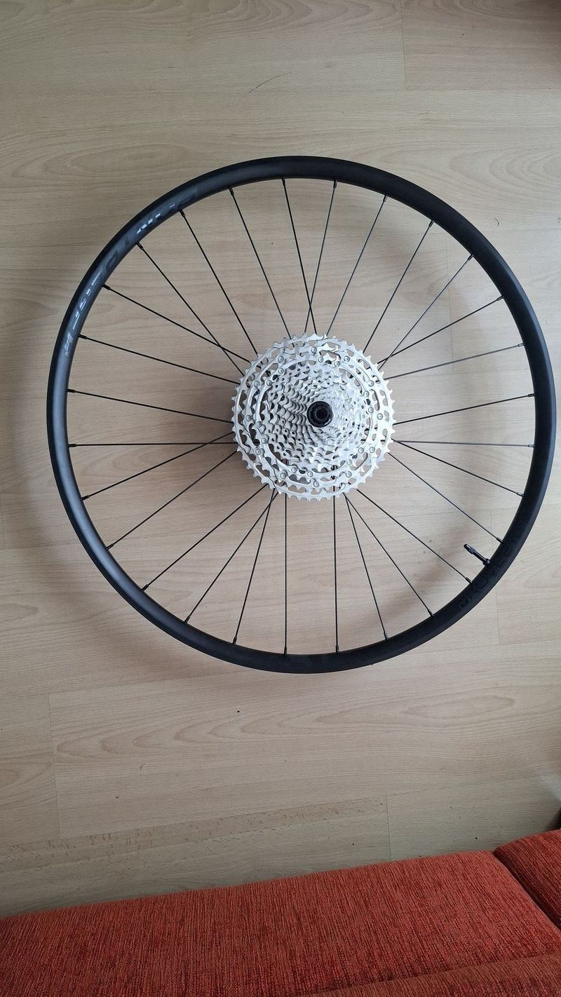 PRODÁM BONTRAGER Zadní kolo Kovee Comp TLR Boost 29" MTB vč. kazety SH Deore 12sp