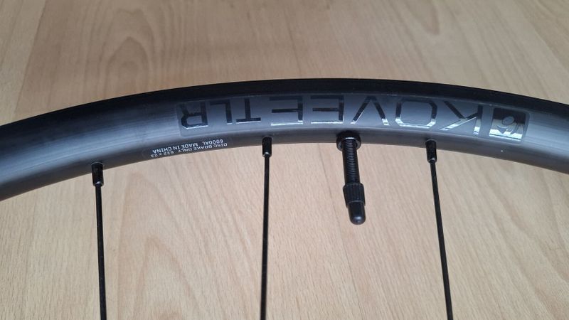 PRODÁM BONTRAGER Zadní kolo Kovee Comp TLR Boost 29" MTB vč. kazety SH Deore 12sp
