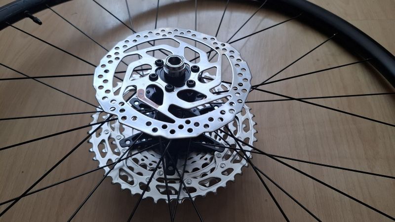 PRODÁM BONTRAGER Zadní kolo Kovee Comp TLR Boost 29" MTB vč. kazety SH Deore 12sp