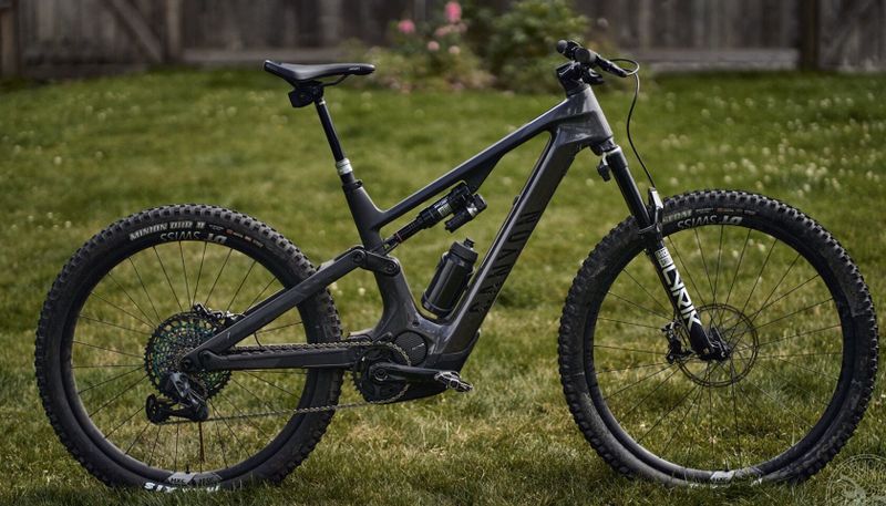 CANYON Spectral:ON CFR LTD velikost M-ZÁRUKA+druhá baterie 900Wh