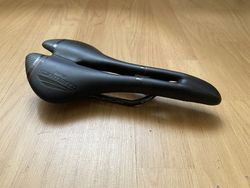 Selle San Marco Aspide Open-Fit Carbon FX Wide sedlo Black 2020