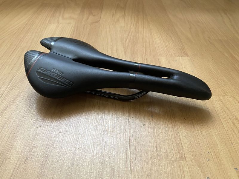 Selle San Marco Aspide Open-Fit Carbon FX Wide sedlo Black 2020
