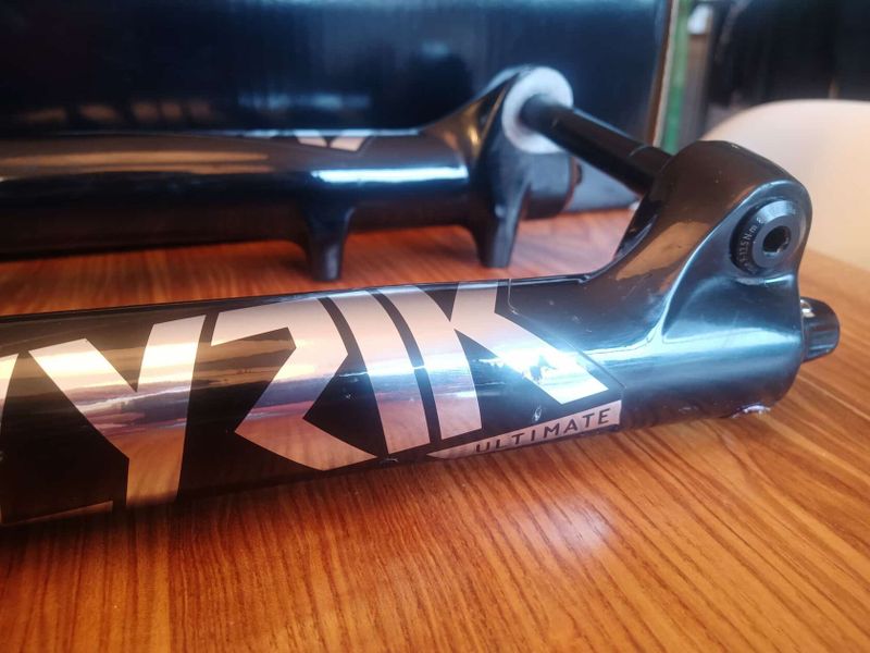 RockShox Lyrik Ultimate RC2 27,5 - 180 mm, offset 37 mm