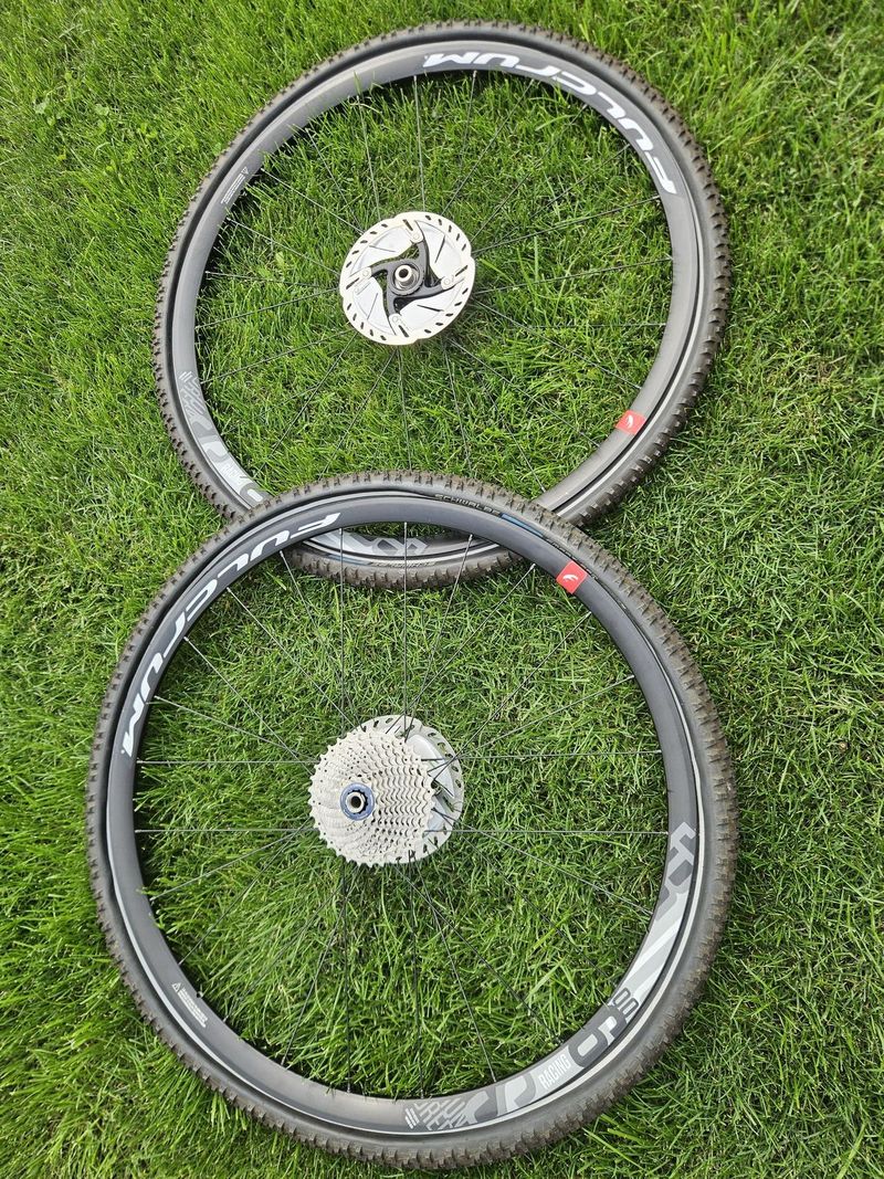 Kellys Soot 90 karbon, vel. L ,2024