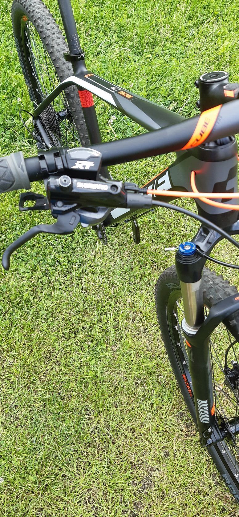 KARBONOVÉ HORSKÉ KOLO CUBE .,. NAJETO 300 KM