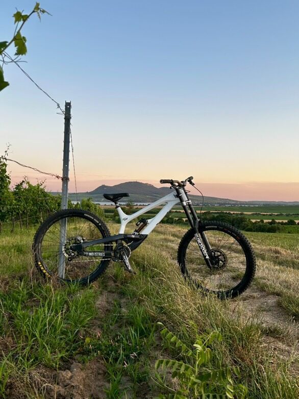 Prodám sjezdové kolo YT Tues 27.5 CF Pro Race 2019 – TOP stav