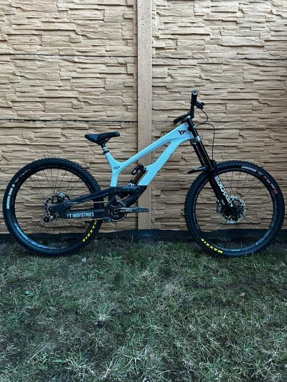 Prodám sjezdové kolo YT Tues 27.5 CF Pro Race 2019 – TOP stav