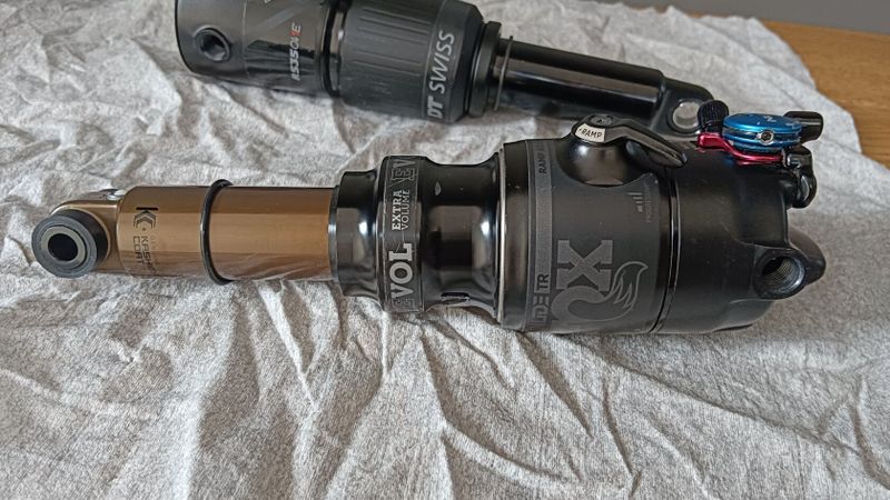 tlumiče FOX Nude T EVOL Kashima 185x55 a DTswiss R535 185x50