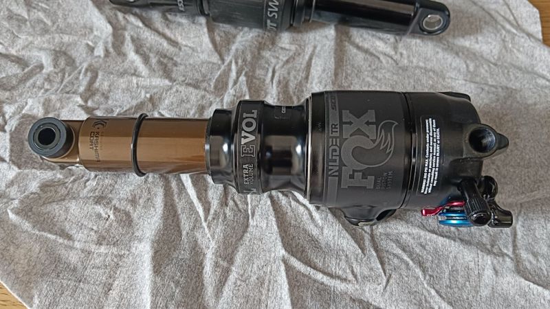 tlumiče FOX Nude T EVOL Kashima 185x55 a DTswiss R535 185x50
