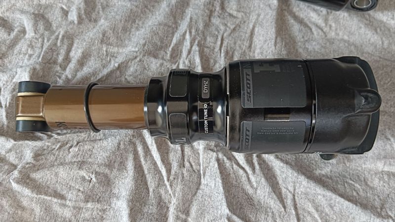 tlumiče FOX Nude T EVOL Kashima 185x55 a DTswiss R535 185x50