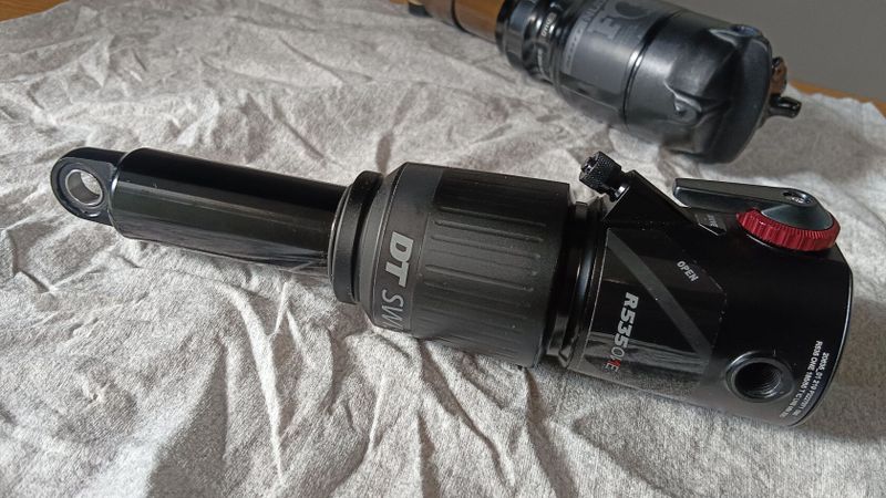 tlumiče FOX Nude T EVOL Kashima 185x55 a DTswiss R535 185x50