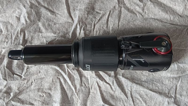 tlumiče FOX Nude T EVOL Kashima 185x55 a DTswiss R535 185x50