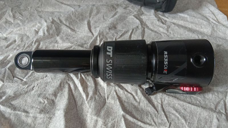 tlumiče FOX Nude T EVOL Kashima 185x55 a DTswiss R535 185x50