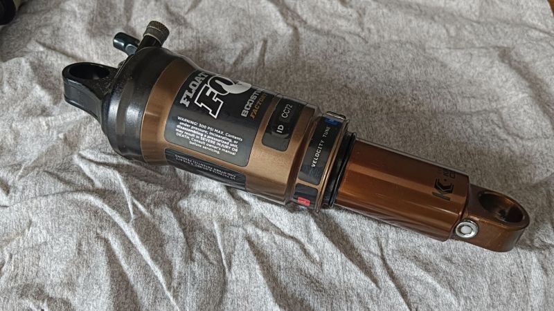 tlumiče FOX 165x38 FACTOTY Kashima a RP23 Lightrider