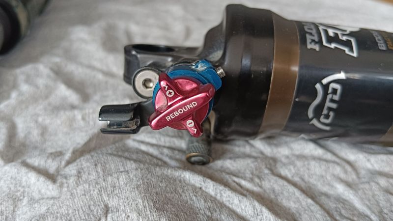 tlumiče FOX 165x38 FACTOTY Kashima a RP23 Lightrider